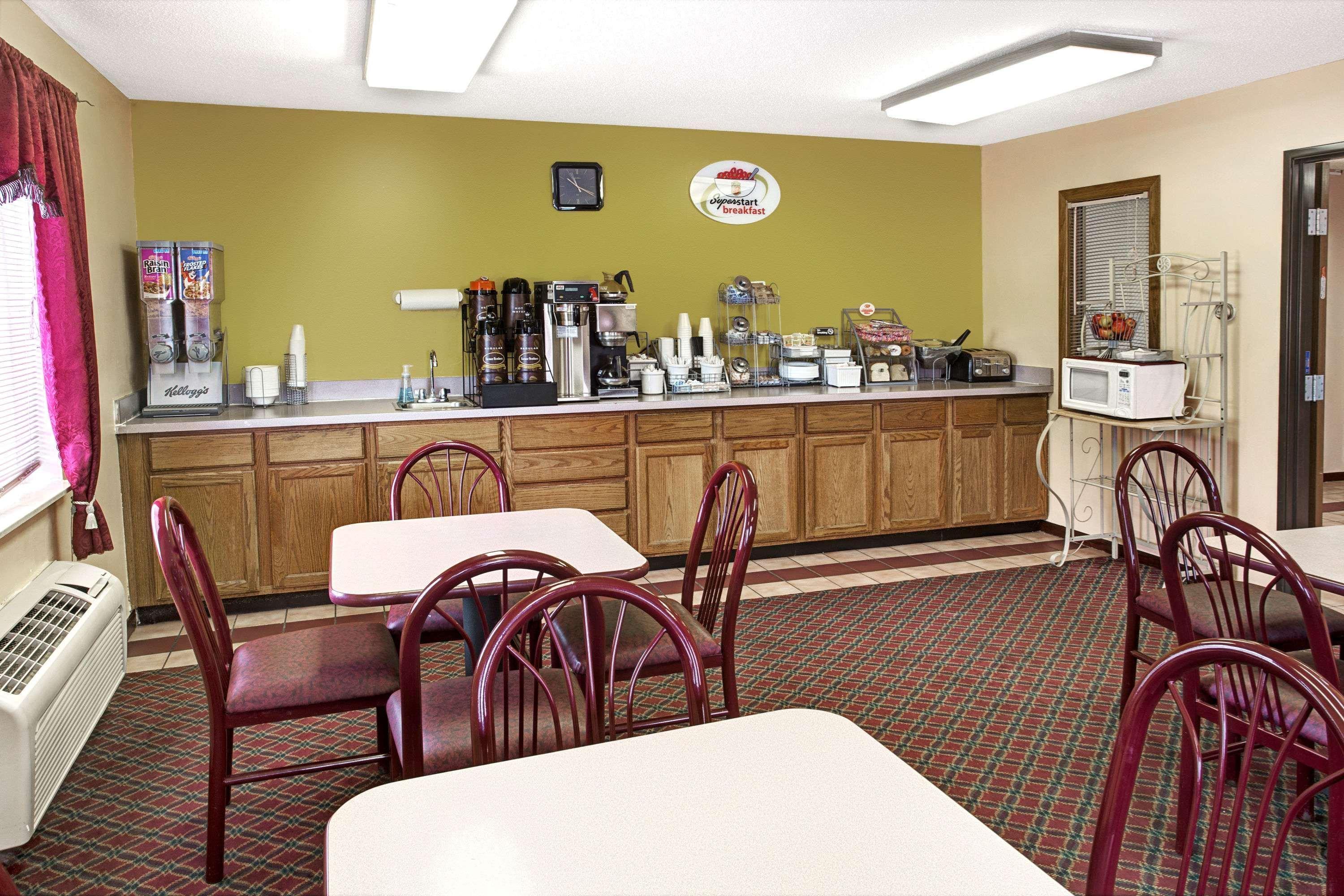Hotel Super 8 By Wyndham Heath/Newark Extérieur photo